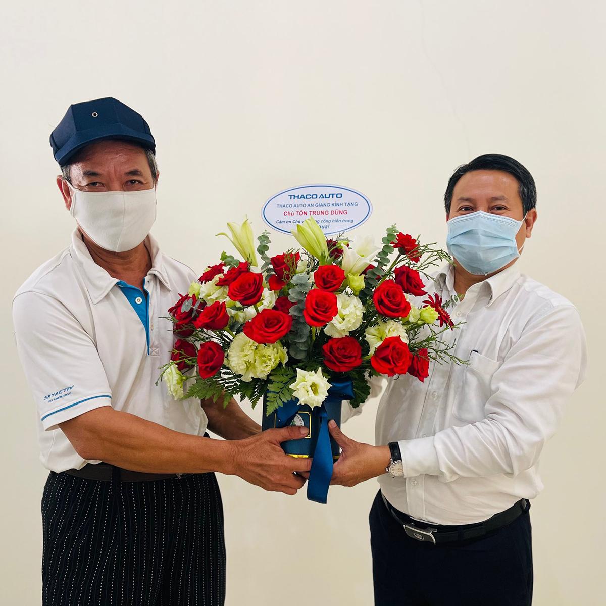 Chú bảo vệ đi làm 120km mỗi ngày