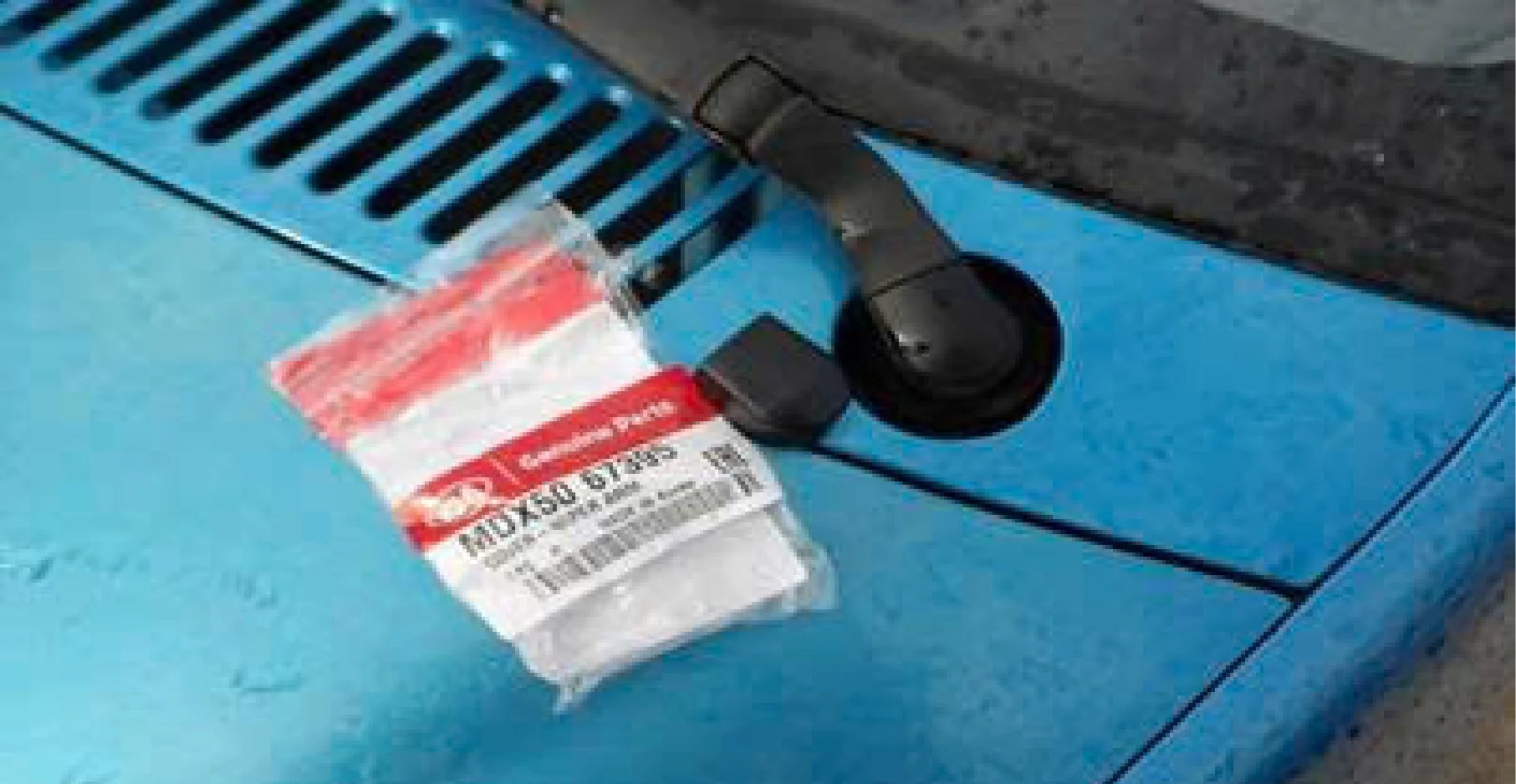 NẮP CHỤP ĐUÔI CẦN GẠT NƯỚC KÍNH SAU-KIA RIO--Mới 100%